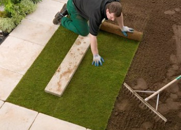 Man-laying-Rolawn-turf